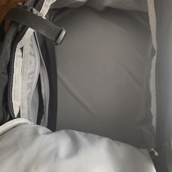 Osprey Porter 30L Travel Backpack - Carry-On Compliant Luggage - Picture 3 of 4